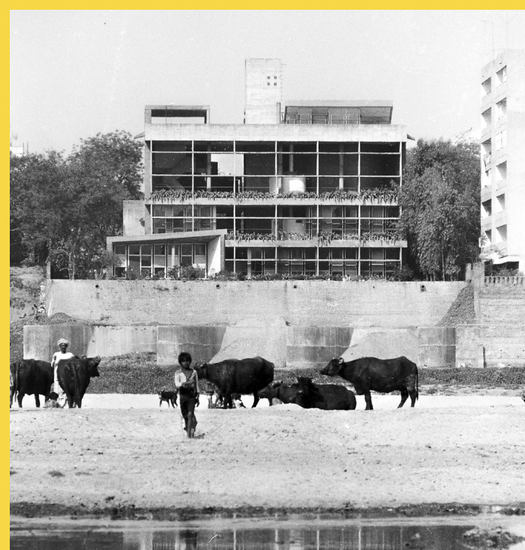 bioclimatique fluidite des espaces Maison des Filateurs (= Millowners) à Ahmedabad par Le Corbusier en 1956 - la façade est vue depuis la rivière Sabarmati qui borde le site
