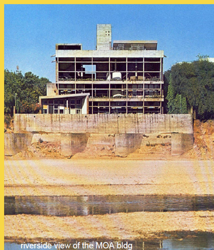 bioclimatique fluidite des espaces Maison des Filateurs (= Millowners) à Ahmedabad par Le Corbusier en 1956 - la façade est vue depuis la rivière Sabarmati qui borde le site