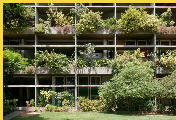 bioclimatique fluidite des espaces Maison des Filateurs (= Millowners) à Ahmedabad par Le Corbusier en 1956 - la façade est est protégée des ardeurs du soleil par une trame carrée de voiles de béton