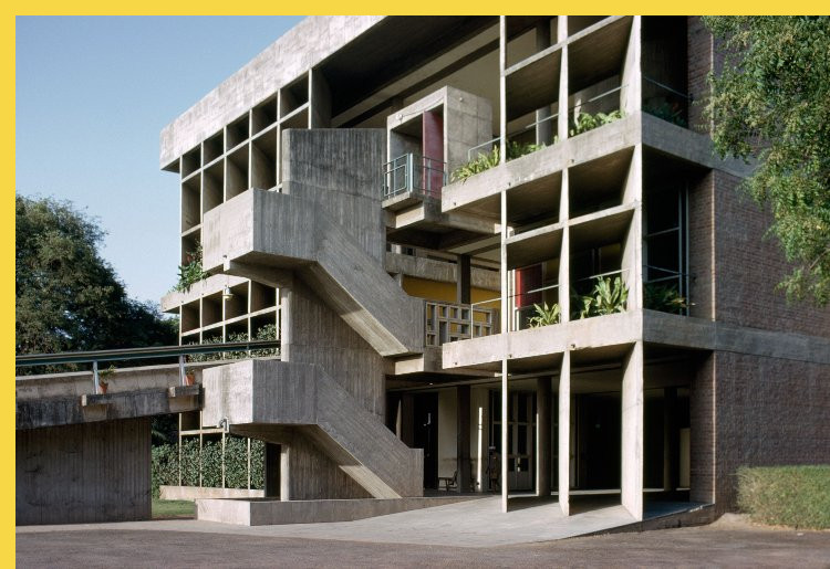 bioclimatique fluidite des espaces Maison des Filateurs (= Millowners) à Ahmedabad par Le Corbusier en 1956 - la façade ouest avec son escalier extérieur