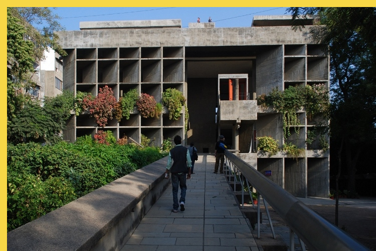 bioclimatique fluidite des espaces Maison des Filateurs (= Millowners) à Ahmedabad par Le Corbusier en 1956 - la façade ouest avec sa rampe extérieure