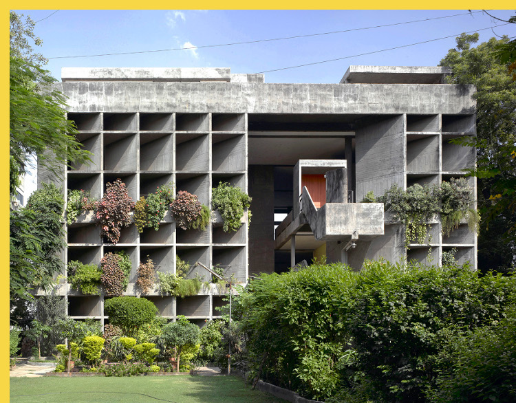 bioclimatique fluidite des espaces Maison des Filateurs (= Millowners) à Ahmedabad par Le Corbusier en 1956 - la façade ouest avec ses claustras occultants