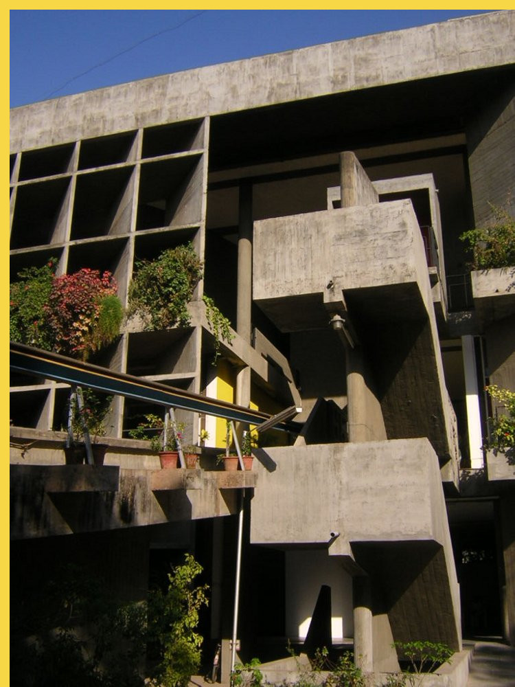 bioclimatique fluidite des espaces Maison des Filateurs (= Millowners) à Ahmedabad par Le Corbusier en 1956 - escalier extérieur