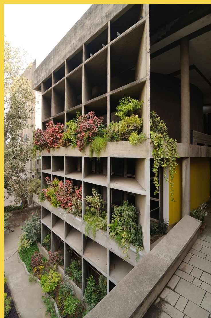 bioclimatique fluidite des espaces Maison des Filateurs (= Millowners) à Ahmedabad par Le Corbusier en 1956 - la façade ouest avec son escalier extérieur