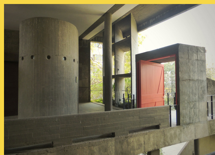 bioclimatique fluidite des espaces Maison des Filateurs (= Millowners) à Ahmedabad par Le Corbusier en 1956 - portique et porte pivotante au sommet de l'escalier extérieur