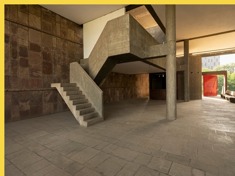 bioclimatique fluidite des espaces Maison des Filateurs (= Millowners) à Ahmedabad par Le Corbusier en 1954 - l'entrée au niveau principal de la salle plénière