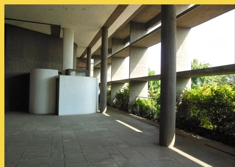 bioclimatique fluidite des espaces Maison des Filateurs (= Millowners) à Ahmedabad par Le Corbusier en 1954 - claustras à l'Est au niveau principal de la salle plénière