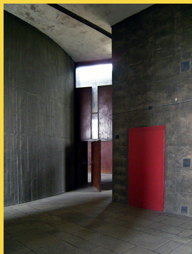 bioclimatique fluidite des espaces Maison des Filateurs (= Millowners) à Ahmedabad par Le Corbusier en 1956 - l'entrée de la salle plénière
