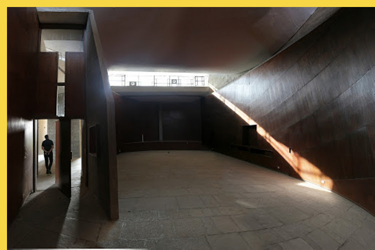 bioclimatique fluidite des espaces Maison des Filateurs (= Millowners) à Ahmedabad par Le Corbusier en 1956 - la porte et l'intérieur de la salle plénière avec son estrade