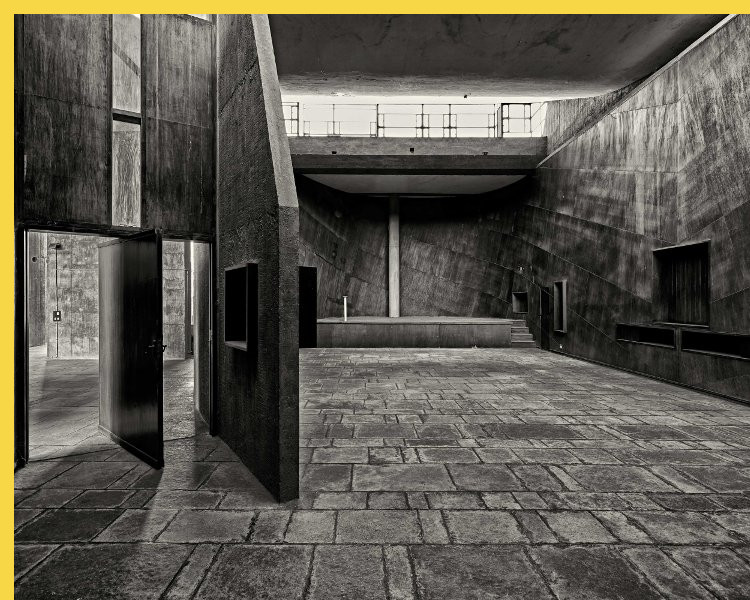 bioclimatique fluidite des espaces Maison des Filateurs (= Millowners) à Ahmedabad par Le Corbusier en 1956 - la porte et l'intérieur de la salle plénière avec son estrade