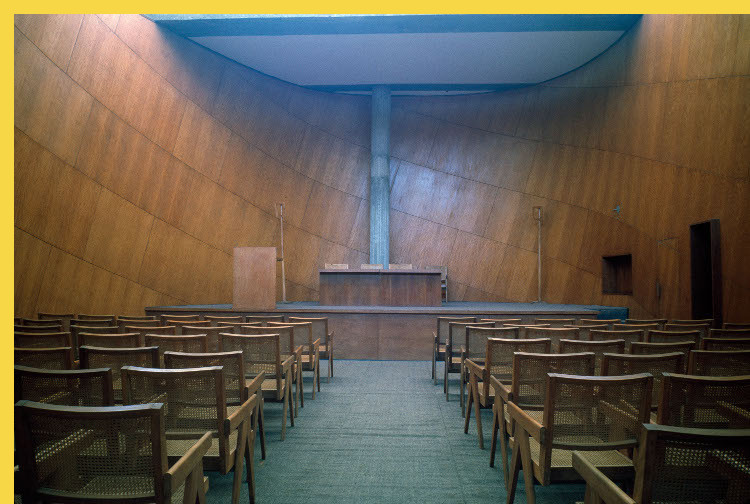 bioclimatique fluidite des espaces Maison des Filateurs (= Millowners) à Ahmedabad par Le Corbusier en 1956 - l'estrade vue depuis le fond de la salle plénière
