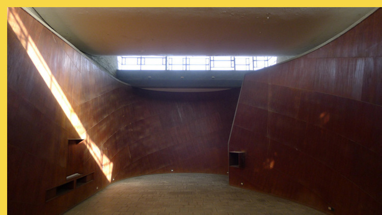 bioclimatique fluidite des espaces Maison des Filateurs (= Millowners) à Ahmedabad par Le Corbusier en 1956 - le fond de la salle plénière