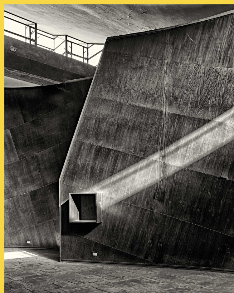 bioclimatique fluidite des espaces Maison des Filateurs (= Millowners) à Ahmedabad par Le Corbusier en 1956 - le parement de bois intérieur de la salle plénière