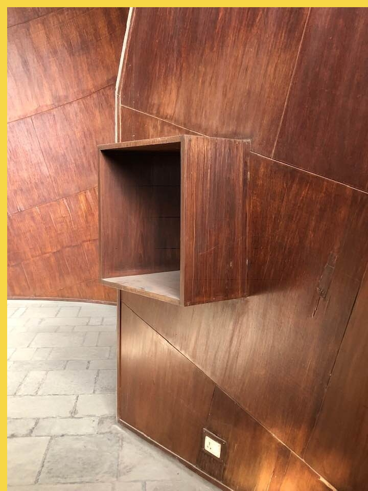 bioclimatique fluidite des espaces Maison des Filateurs (= Millowners) à Ahmedabad par Le Corbusier en 1956 - le parement de bois intérieur de la salle plénière