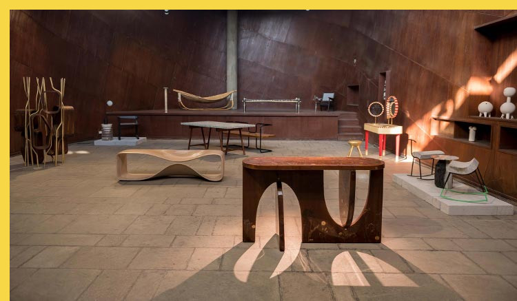 bioclimatique fluidite des espaces Maison des Filateurs (= Millowners) à Ahmedabad par Le Corbusier en 1956 - l'estrade vue depuis le fond de la salle plénière