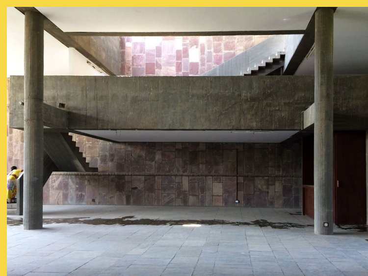 bioclimatique fluidite des espaces Maison des Filateurs (= Millowners) à Ahmedabad par Le Corbusier en 1956 - escaliers pour monter à la terrasse