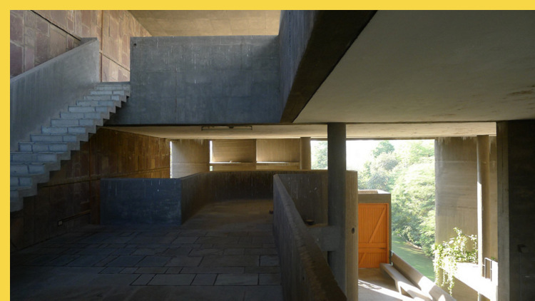 bioclimatique fluidite des espaces Maison des Filateurs (= Millowners) à Ahmedabad par Le Corbusier en 1956 - vue sur le préau depuis les escaliers pour monter à la terrasse