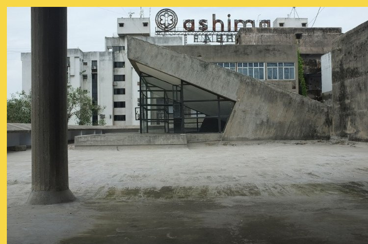 bioclimatique fluidite des espaces Maison des Filateurs (= Millowners) à Ahmedabad par Le Corbusier en 1956 - vue vers le Nord de la terrasse avec l'extrémité ouest de la salle plénière
