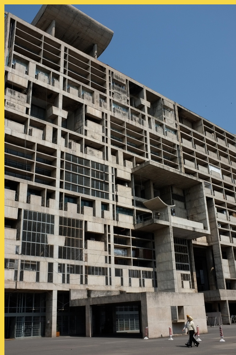 bioclimatique fluidite des espaces Secrétariat civil du Pendjab à Chandigarh par Corbusier en 1953 : détail façade