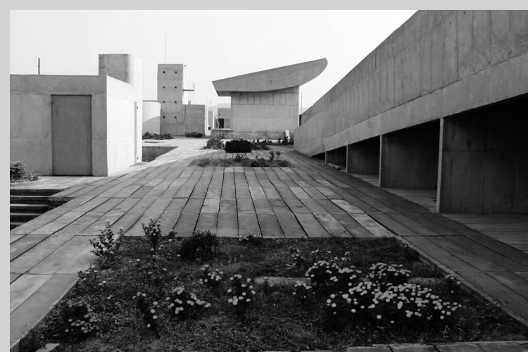 bioclimatique fluidite des espaces Secrétariat civil du Pendjab à Chandigarh par Corbusier en 1953 : en toiture