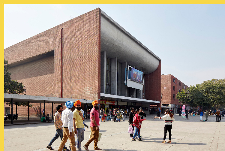 fluidite des espaces cinéma Neelam à Chandigarh par Corbusier vers 1954 ? façade