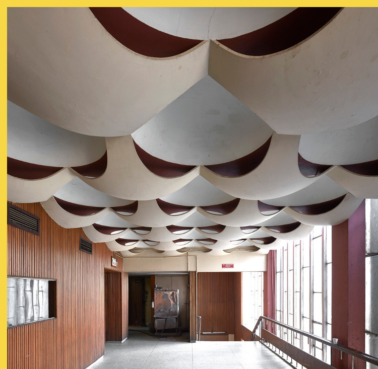 fluidite des espaces cinéma Neelam à Chandigarh par Corbusier vers 1954 ? hall d'entrée