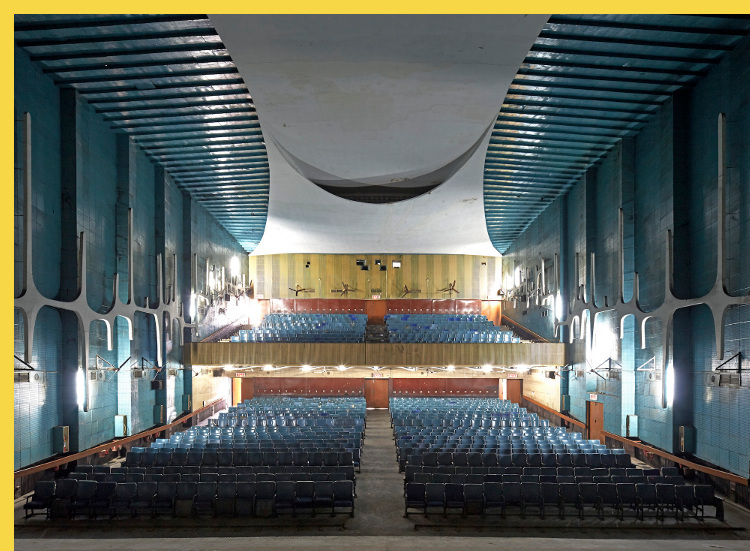 fluidite des espaces cinéma Neelam à Chandigarh par Corbusier vers 1954 ? salle 
