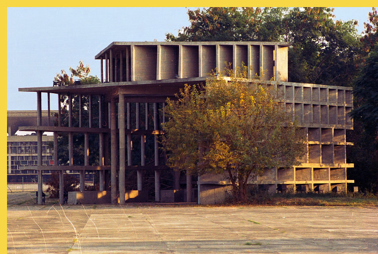 bioclimatique fluidite des espaces Tower of Shadows « Tour des Ombres » à Chandigarh par Corbusier vers 1956 ? un espace ouvert à tous vents, vue des façades nord et ouest