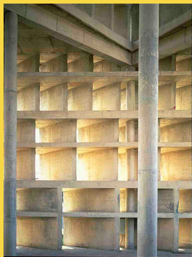 bioclimatique fluidite des espaces Tower of Shadows « Tour des Ombres » à Chandigarh par Corbusier vers 1956 ? un espace ouvert à tous vents : face ouest vue depuis l'intérieur dans l'après-midi
