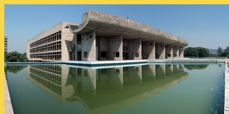 bioclimatique fluidite des espaces le Capitole du Pendjab à Chandigarh par Le Corbusier en 1962 : façade principale vue du Sud