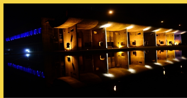 bioclimatique fluidite des espaces le Capitole du Pendjab à Chandigarh par Le Corbusier en 1962 : façade principale de nuit