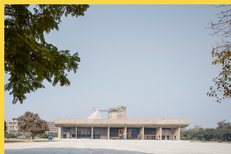 bioclimatique fluidite des espaces le Capitole du Pendjab à Chandigarh par Le Corbusier en 1962 : façade sud-est