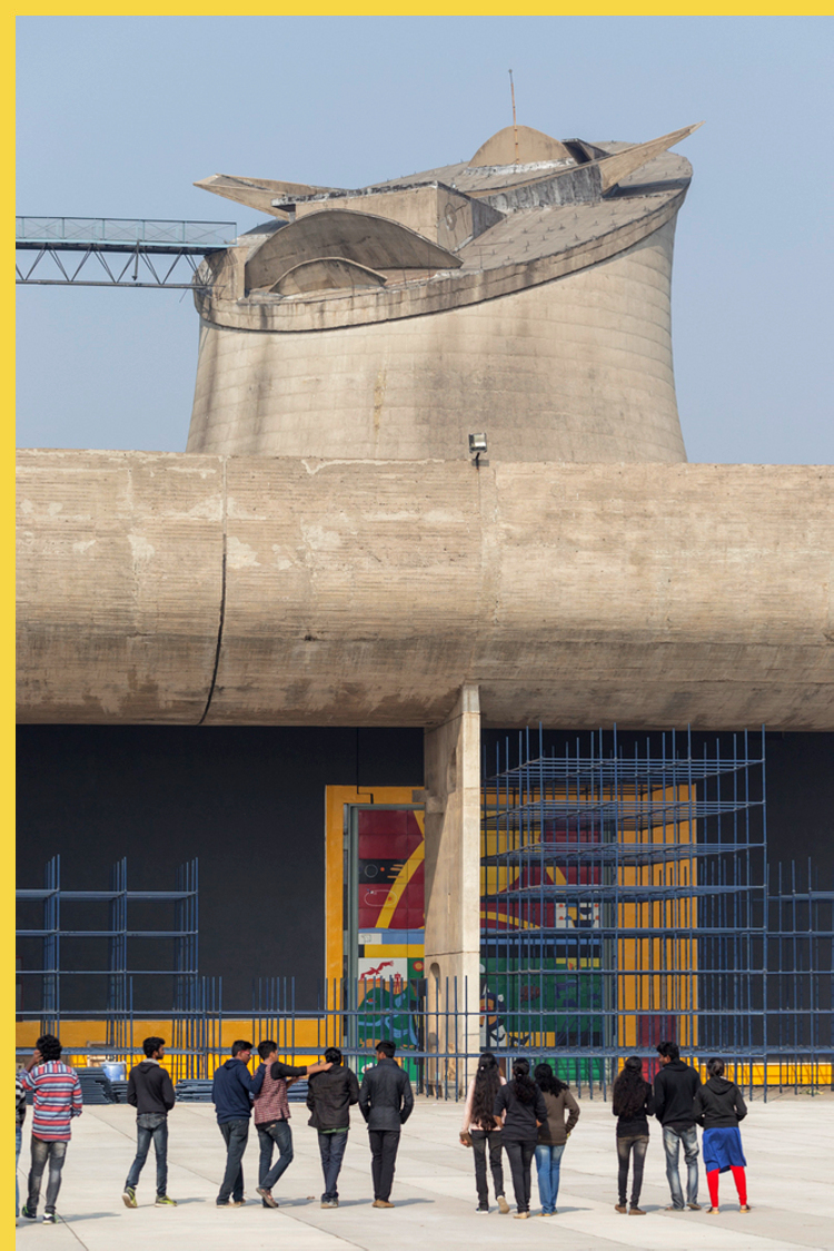 bioclimatique fluidite des espaces le Capitole du Pendjab à Chandigarh par Le Corbusier en 1962 : la porte en face de la salle plénière de l'Assemblée