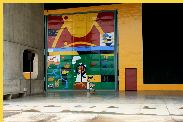 bioclimatique fluidite des espaces le Capitole du Pendjab à Chandigarh par Le Corbusier en 1962 : la porte signée Le Corbusier