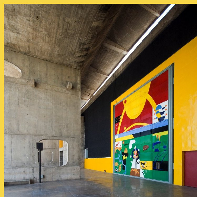 bioclimatique fluidite des espaces le Capitole du Pendjab à Chandigarh par Le Corbusier en 1962 : la porte signée Le Corbusier