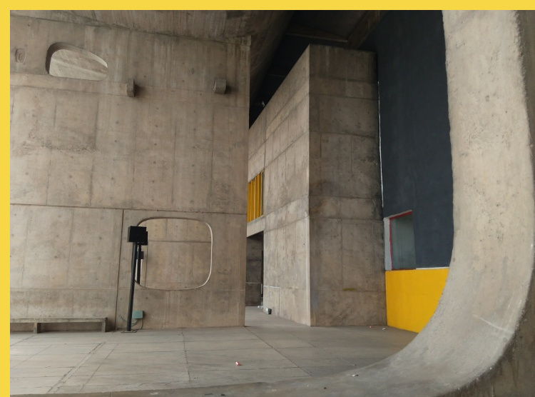 bioclimatique fluidite des espaces le Capitole du Pendjab à Chandigarh par Le Corbusier en 1962 : à gauche de la porte, sous le portique