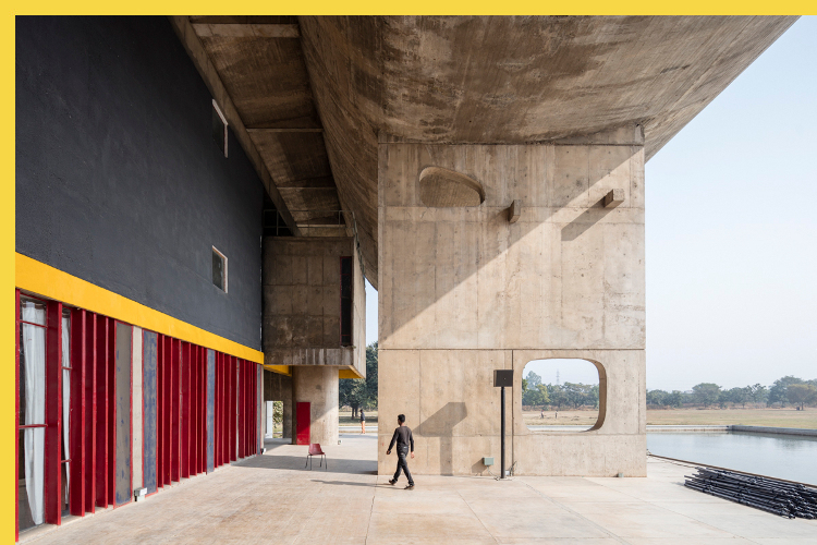 bioclimatique fluidite des espaces le Capitole du Pendjab à Chandigarh par Le Corbusier en 1962 : vers l'angle est du portique sud