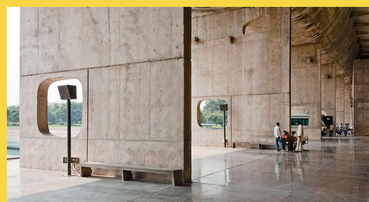 bioclimatique fluidite des espaces le Capitole du Pendjab à Chandigarh par Le Corbusier en 1962 : sous le portique