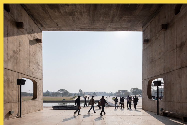 bioclimatique fluidite des espaces le Capitole du Pendjab à Chandigarh par Le Corbusier en 1962 : sous le portique, vue vers la Haute Cour et la Tour des Ombres