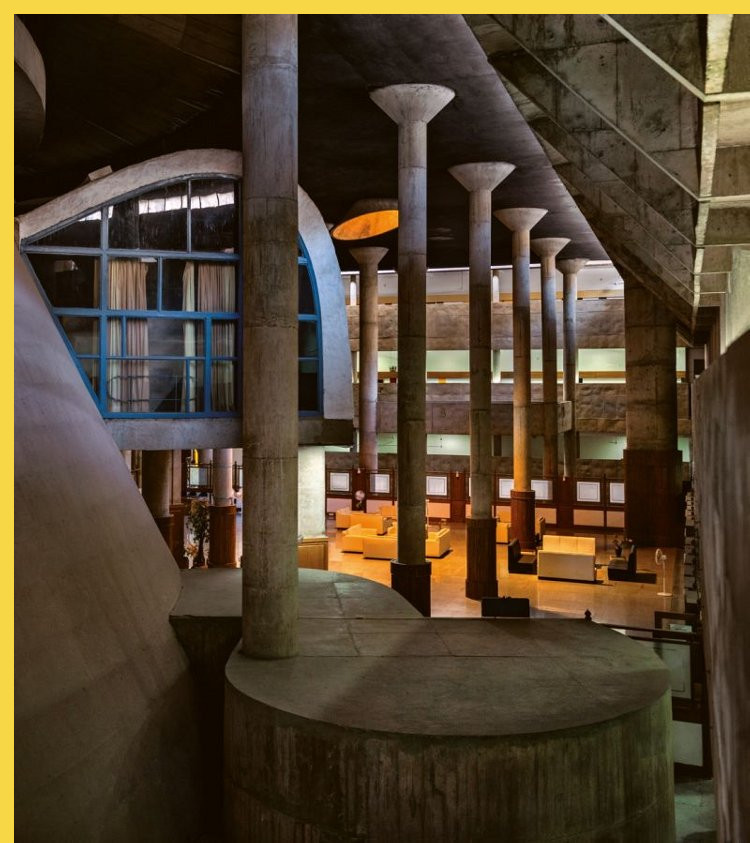 bioclimatique fluidite des espaces le Capitole du Pendjab à Chandigarh par Le Corbusier en 1962 : la grande salle des pas perdus autour de la salle plénière