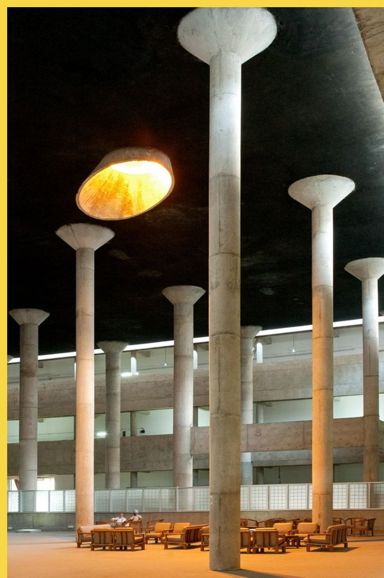 bioclimatique fluidite des espaces le Capitole du Pendjab à Chandigarh par Le Corbusier en 1962 : la grande salle des pas perdus autour de la salle plénière