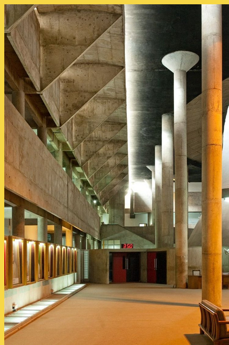 bioclimatique fluidite des espaces le Capitole du Pendjab à Chandigarh par Le Corbusier en 1962 : la grande salle des pas perdus autour de la salle plénière