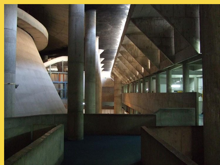 bioclimatique fluidite des espaces le Capitole du Pendjab à Chandigarh par Le Corbusier en 1962 : la vaste salle des pas perdus autour de la salle plénière