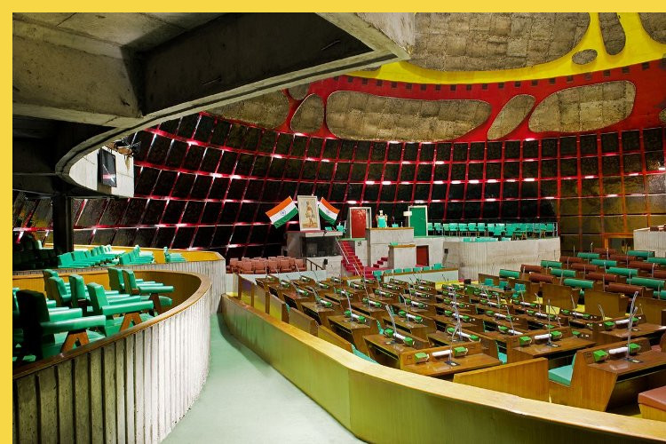 bioclimatique fluidite des espaces le Capitole du Pendjab à Chandigarh par Le Corbusier en 1962 : dans la salle plénière de l'Assemblée, vue vers le Nord