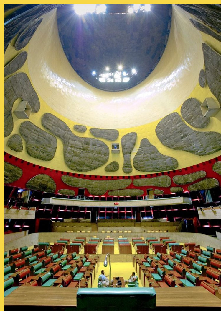 bioclimatique fluidite des espaces le Capitole du Pendjab à Chandigarh par Le Corbusier en 1962 : la salle plénière de l'Assemblée vue depuis le perchoir vers le Sud