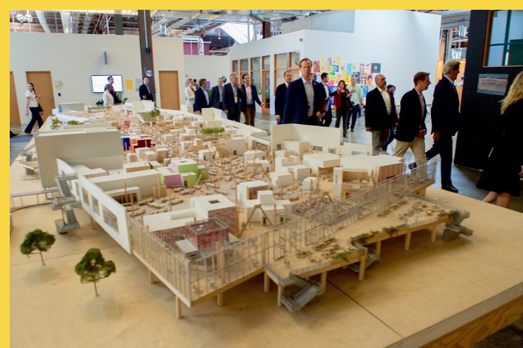 Menlo Facebook HQ2 MPK20 par Gehry 2018 Secretary_Kerry_Walks_Model_Facebook's_New_HQ_as_He_Tours_Building_Menlo_Park