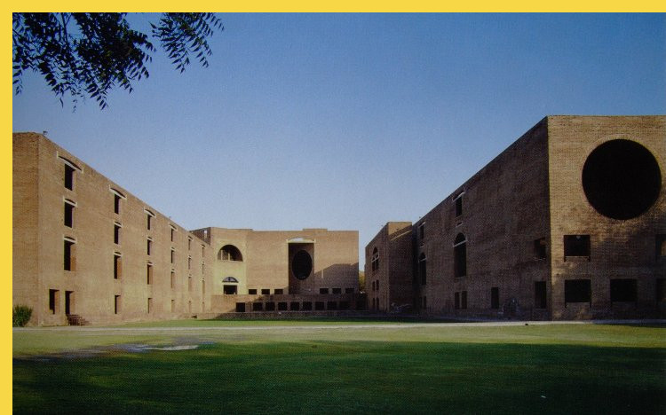 bioclimatique fluidite des espaces l'Indian Institute of Management à Ahmedabad par Kahn en 1974 : la cour du bloc pédagogique : les salles à droite, la bibliothèque au fond