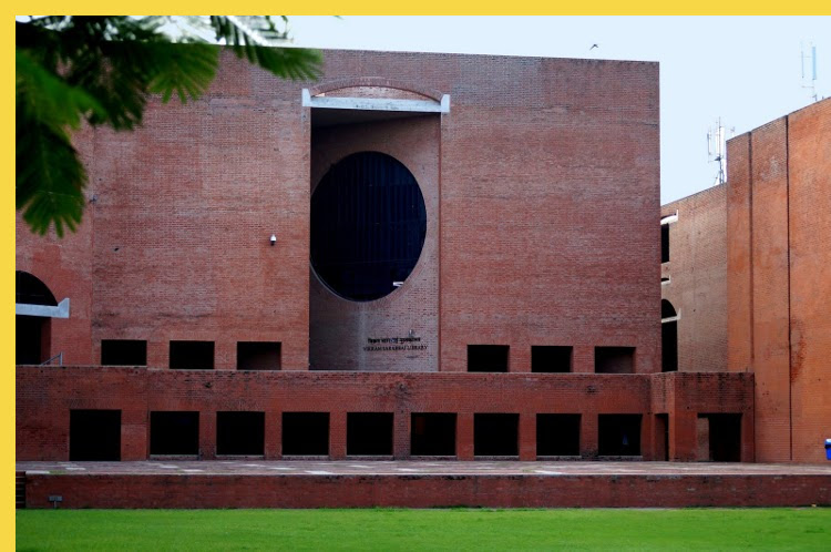 bioclimatique fluidite des espaces l'Indian Institute of Management à Ahmedabad par Kahn en 1974 : façade nord-ouest sur cour de la bibliothèque