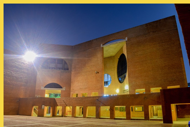 bioclimatique fluidite des espaces l'Indian Institute of Management à Ahmedabad par Kahn en 1974 : façade nord-ouest sur cour de la bibliothèque