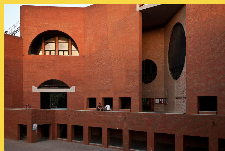 bioclimatique fluidite des espaces l'Indian Institute of Management à Ahmedabad par Kahn en 1974 : façade nord-ouest sur cour de la bibliothèque